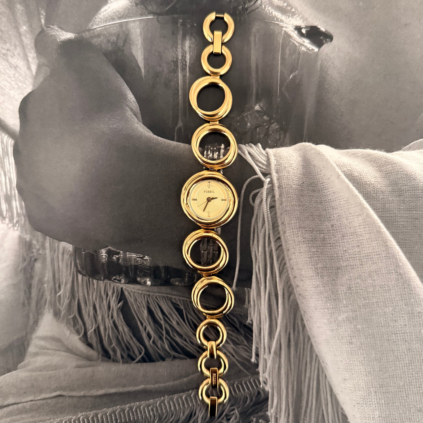 Gold circle o-ring band watch