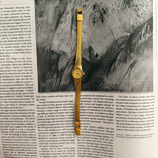 Gold slim circle ribbed detail minimal watch
