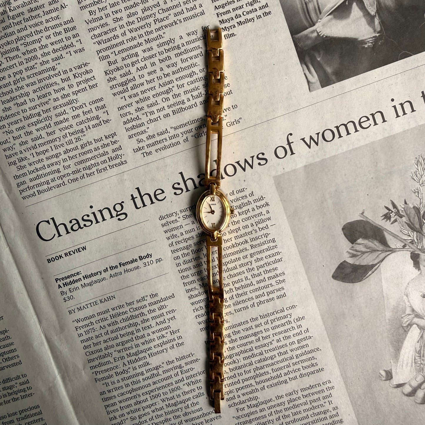 Gold oval face link watch