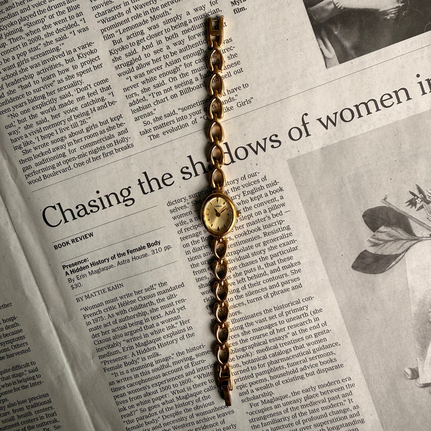 Gold oval face link watch